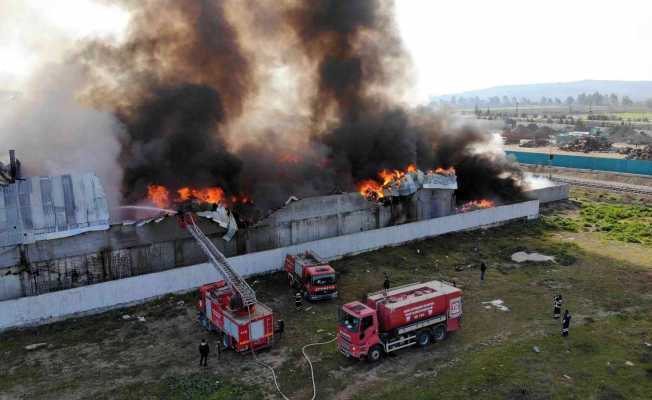 Geri dönüşüm fabrikasında çıkan yangın havadan görüntülendi