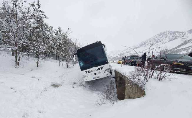 Gümüşhane’de yolcu otobüsü kaza sonrası menfezde asılı kaldı
