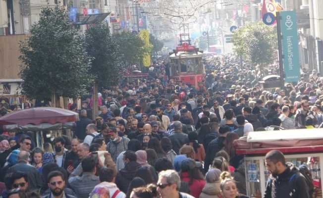 Güneşli havayı fırsat bilenler İstiklal Caddesi’ne akın etti