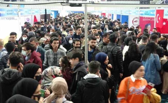 Güneydoğu Kariyer Fuarı’na binlerce öğrenci akın etti