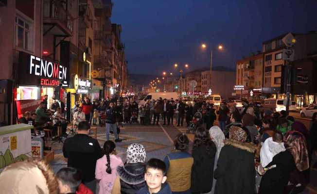 Günün yorgunluğunu sokak konserleriyle atıyorlar