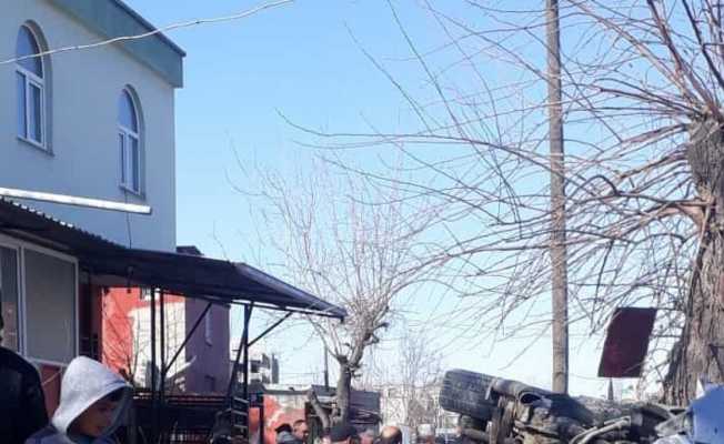 Hafif ticari araç cami merdivenine çarparak devrildi: 2 yaralı