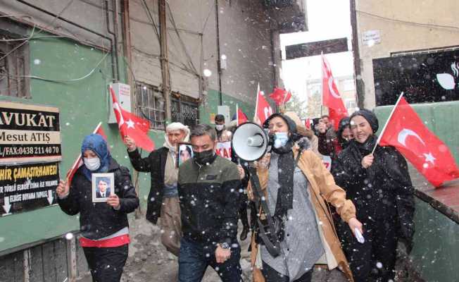 Hakkari annelerinin kar altında evlat nöbeti