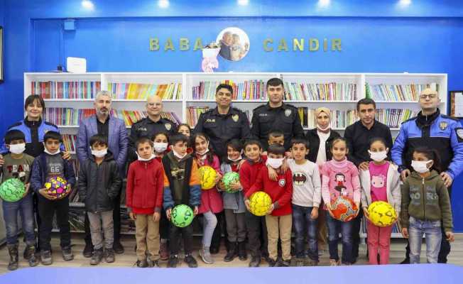 Hakkari polisinden kütüphaneye kitap desteği