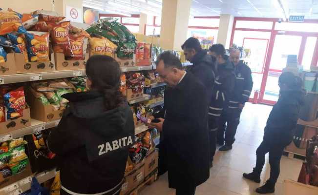 Hakkâri zabıtası tarihi geçmiş ürünleri imha etti
