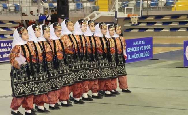 Halk oyunlarında birincilik için ritim tuttular