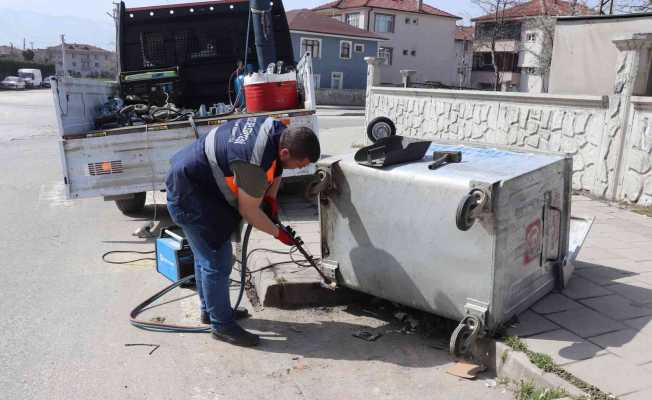 Hasarlı konteynerler tamir ediliyor