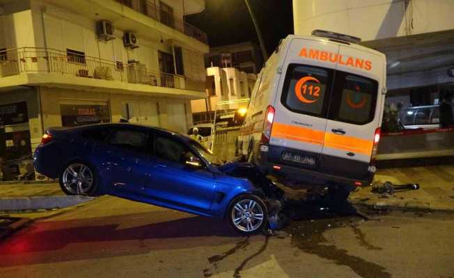 Hasta ihbarına giden ambulans otomobille çarpıştı: 5 yaralı