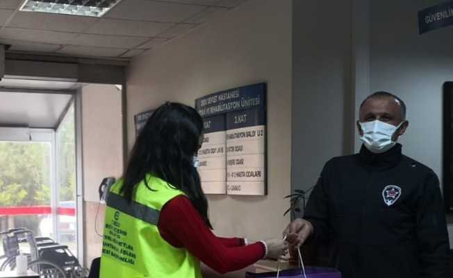 Hastanede yalnız kalan yaşlı adamın imdadına Belediye yetişti