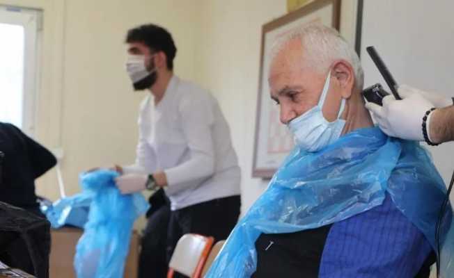 Hatay’da gönüllü berber ve kuaförler 450 sığınmacıyı tıraş etti
