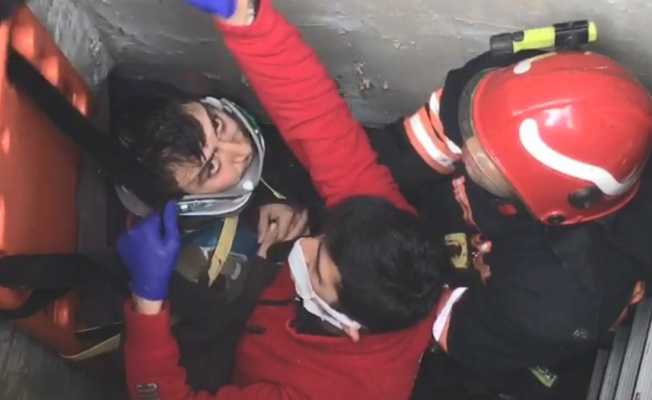 Havalandırma boşluğuna düşen engelli vatandaşı itfaiye ekipleri kurtardı