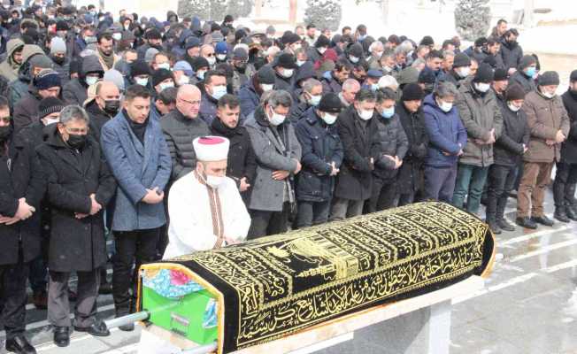 Hayatını kaybeden genç hemşire karnındaki bebeğiyle defnedildi