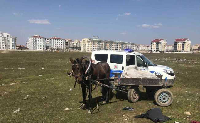 Hırsızlık şüphelileri at arabasını bırakıp kaçtı