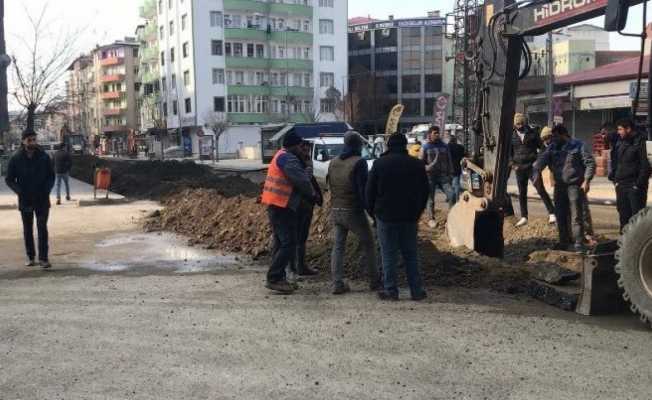 Iğdır’da doğalgaz borusu patladı, vatandaşlar film izler gibi izledi