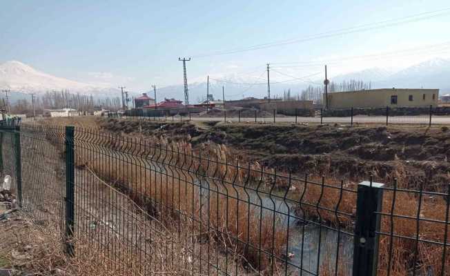 Iğdır’da hırsızlar su kanalı kenarlarındaki panel çitleri çaldılar