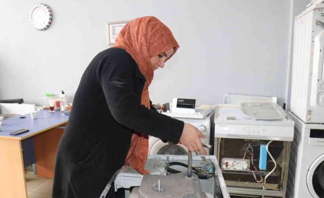 İki çocuk annesi teknisyen yaptığı işle takdir topluyor