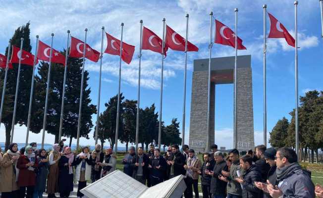 İlahiyat öğrencileri Çanakkale’de ecdadın huzurunda duaya durdu