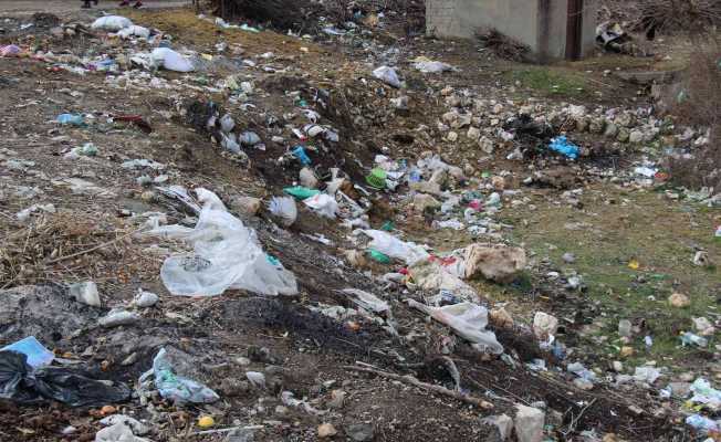 İlçe belediyesi köydeki çöpleri toplamak için ‘davetiye’ bekliyor
