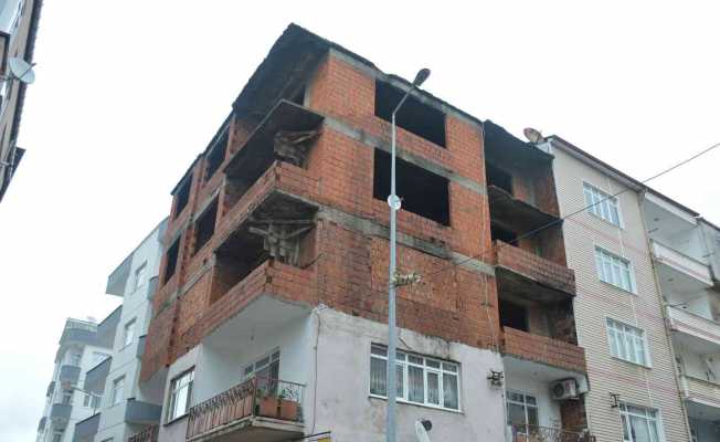 İlçe merkezindeki metruk bina tehlike saçıyor