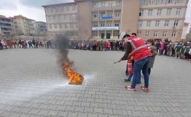 İlkokul öğrencilerine yangın tatbikatı