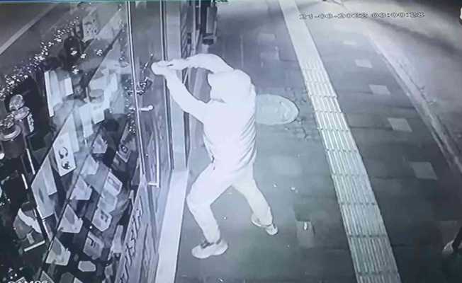 İş yerinin camını kırıp 15 telefonu çaldı, o anlar kameraya yansıdı
