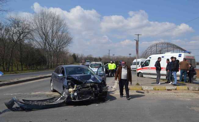 İşçi servisiyle çarpışan otomobil hurdaya döndü
