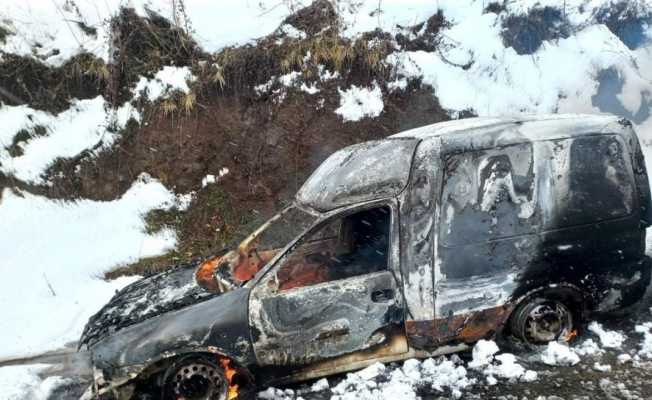 Isınmak için aracına koyduğu köz kovası sonu oldu