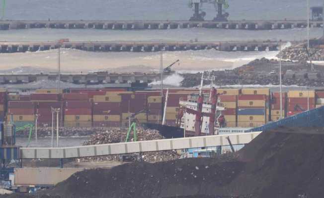 İskenderun Körfezi’nde yük gemisi karaya oturdu