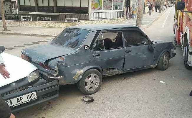 Isparta’da otomobil itfaiye aracıyla çarpıştı