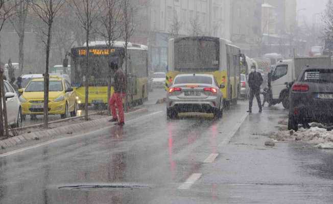 İstanbul Anadolu Yakasında kar yağışı etkisini sürdürüyor