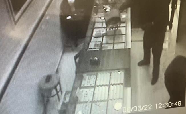 İstanbul’da 1 milyon liralık kuyumcu soyguncu kamerada