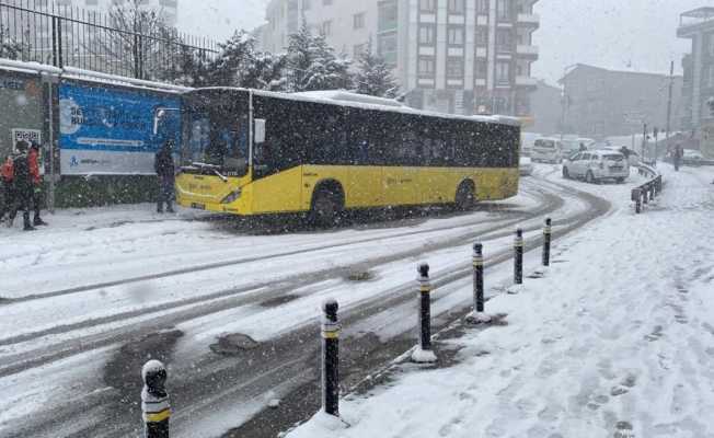 İstanbul’da beyaza bürünen caddelerde sürücüler zor anlar yaşadı