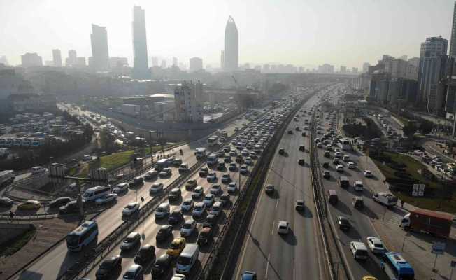 İstanbul’da haftanın ilk iş gününde trafik yüzde 60’ı buldu