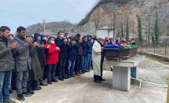İtfaiye grup amirinin en acı görevi, yangında ölen annesini toprağa verdi