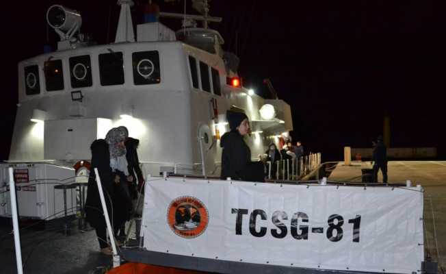 İzmir açıklarında 76 göçmen kurtarıldı
