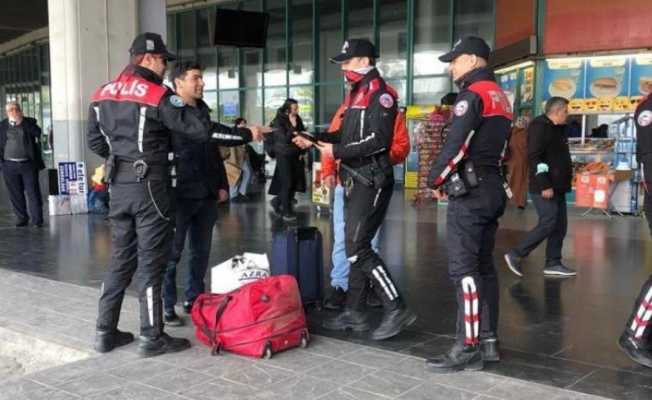 İzmir Otogarı’nda asayiş denetimi: 3 aranan şüpheli yakalandı