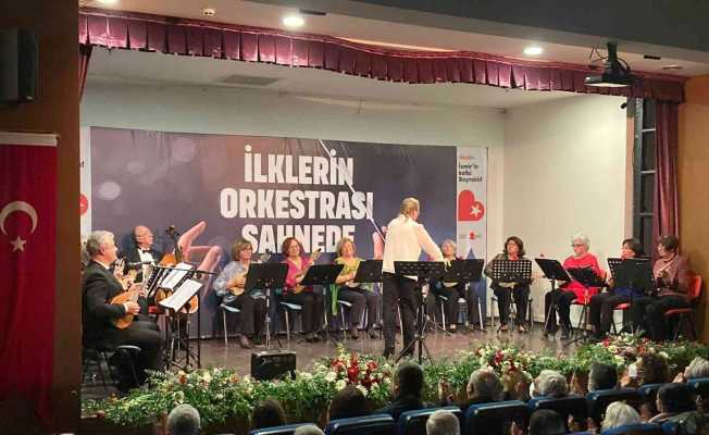 İzmir’de Bayraklı Belediyesi Mandolin Orkestrası ilk kez sahne aldı