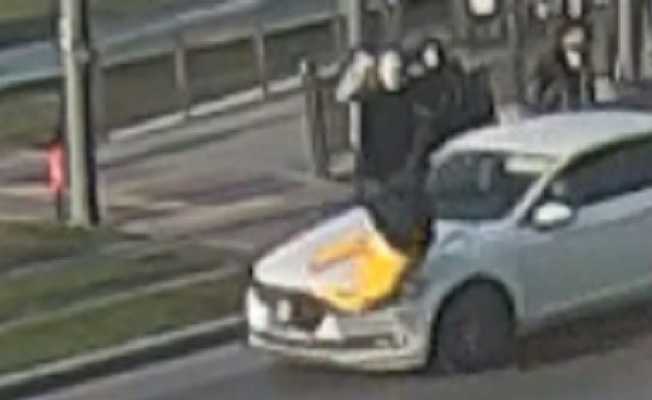 İzmir’de yaya ve motosikletlilerin karıştığı kazalar kamerada