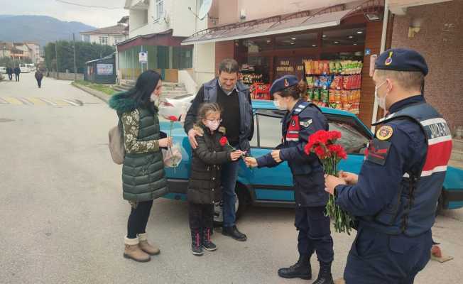 Jandarma ekipleri kadınlara karanfil takdim etti