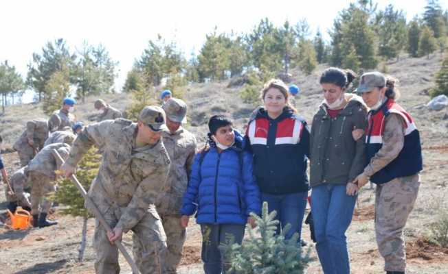 Jandarma öğrencilerle birlikte ağaç dikti