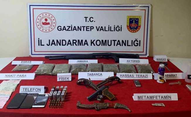 Jandarma uyuşturucu satıcısı ve kaçakçılara göz açtırmıyor