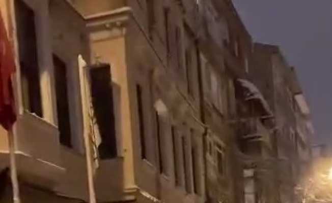 Kadıköy’de el arabasına yükledikleri karları atarak kartopu savaşı yaptılar