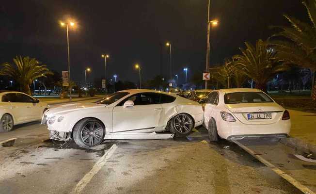 Kadıköy’de lüks otomobil park halindeki otomobillere çarptı