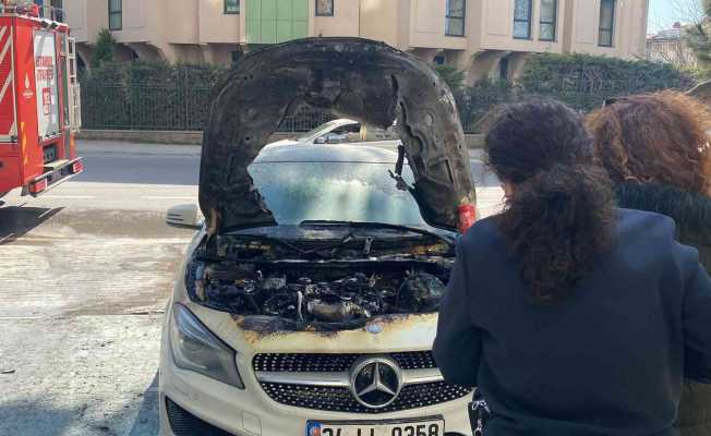 Kadıköy’de seyir halindeki lüks araç alev alev yandı