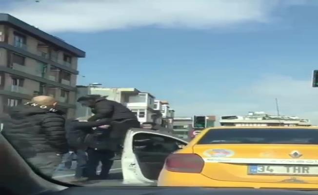 Kadıköy’de yol verme kavgasında taksi şoförüne uçan tekmeyle saldırı kamerada