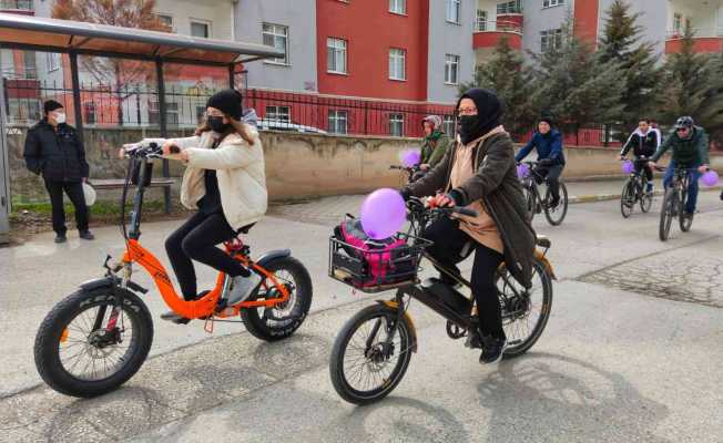 Kadın haklarına bisikletleriyle farkındalık oluşturdular