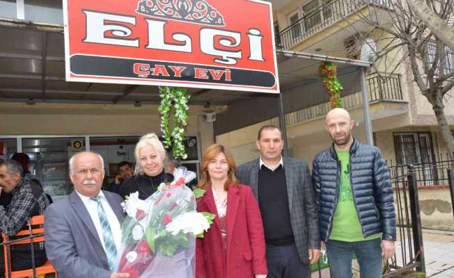 Kadın kahvecilere çiçekli kutlama
