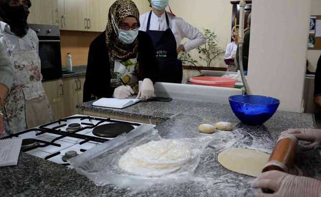 Kadınlara ustasından baklava yapmanın sırları