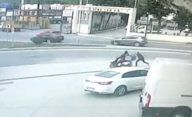 Kağıthane’de polisten kaçan torbacı motosikletli kuryenin tekmesiyle yakalandı