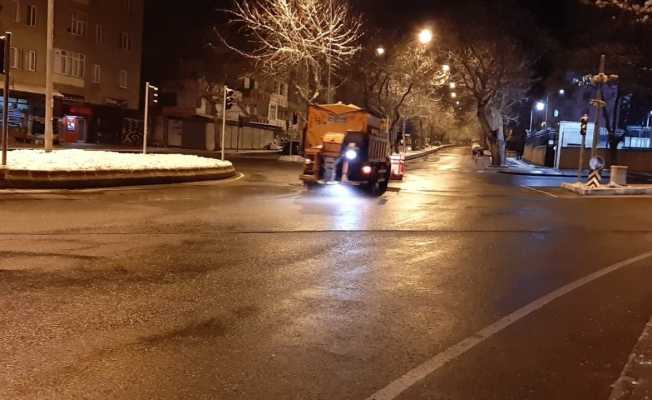 Kahramanmaraş’ta buzlanmaya karşı gece mesaisi